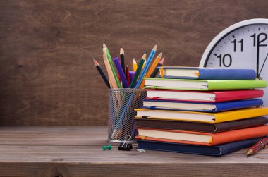 Tahta masa arkaplan tablosundaki not defteri ya da kağıt not defteri