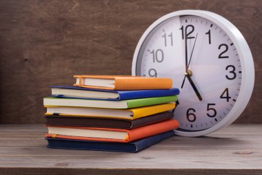 Tahta masa arkaplan tablosundaki not defteri ya da kağıt not defteri