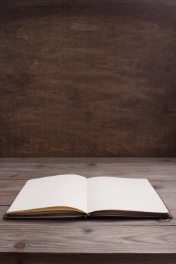 Tahta masa arkaplan tablosundaki not defteri ya da kağıt not defteri