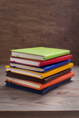 Tahta masa arkaplan tablosundaki not defteri ya da kağıt not defteri