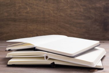 Ahşap masa arkaplan tablosunda not defteri veya kağıt kitap