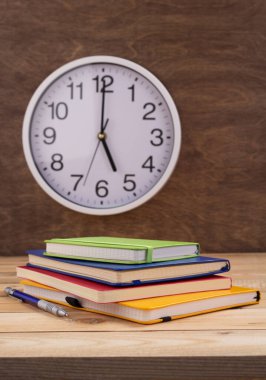 Tahta masa arkaplan tablosundaki not defteri ya da kağıt not defteri