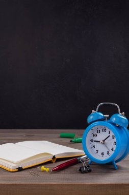 Okul aksesuarları ve malzeme ile kağıt defter ahşap masa arkaplan yüzey masa