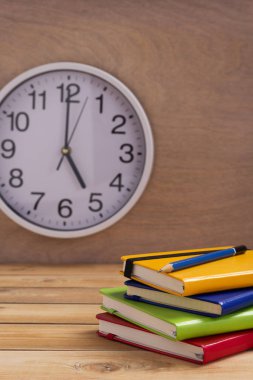 Tahta masa arkaplan tablosundaki not defteri ya da kağıt not defteri