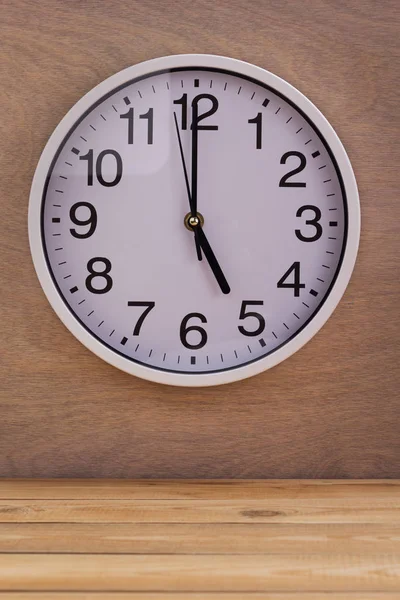 Настенные Часы Стены Рядом Деревянным Фоном Стола — стоковое фото