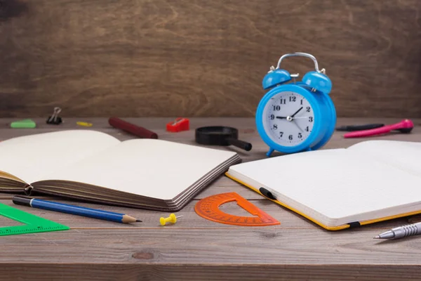 School Accessoires Benodigdheden Met Papieren Notitieboekje Aan Houten Tafel Achtergrond — Stockfoto