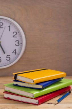 Tahta masa arkaplan tablosundaki not defteri ya da kağıt not defteri