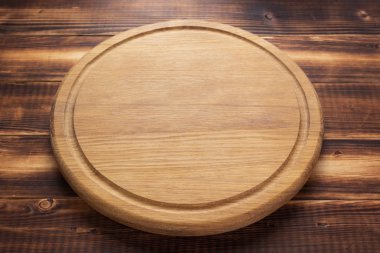 Pizza kesme tahtası, ahşap masa arka planı, ön manzara.