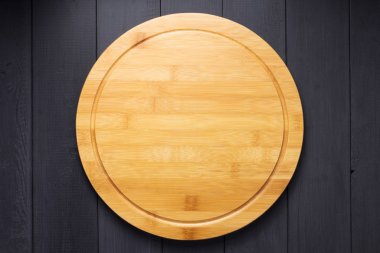 rustik ahşap tahta arka planda pizza kesme tahtası, üst görünümü