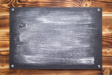 İsim levhası ya da duvar levhası tahta arkaplan dokusu yüzeyinde, vidayla