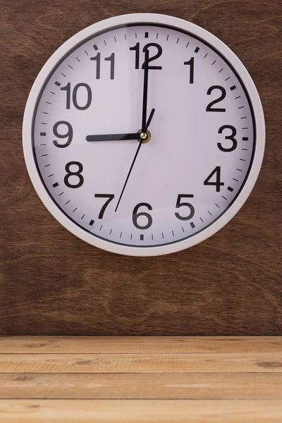 Relógio Parede Parede Perto Mesa Madeira Textura Fundo — Fotografia de Stock