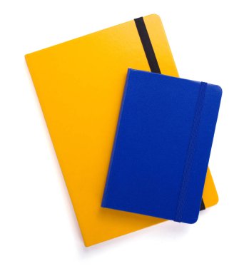 beyaz arkaplanda not defteri ya da defter kağıdı, üst görünüm