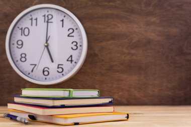 Tahta masa arkaplan tablosundaki not defteri ya da kağıt not defteri