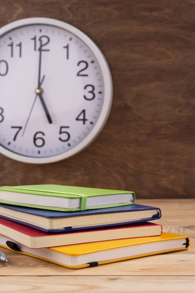 Notitieblok Papieren Notitieblok Aan Houten Tafel Achtergrond Tafel — Stockfoto