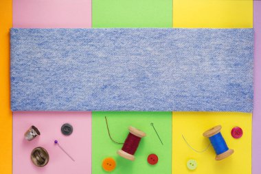 Kotun arka plan dokusuna sahip dikiş araçları ve aksesuarları, üst görünüm