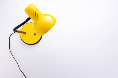 beyaz kağıt arkaplanda masa lambası