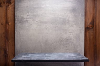 Yüzey dokusu olarak kokBeton duvar arkaplanındaki ahşap raf