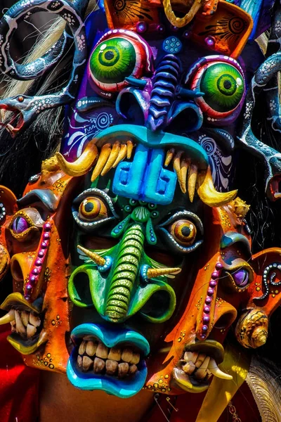 Olhar Frontal Colorido Uma Máscara Guerreiro Tastoan Festival Mexicano Tradicional Fotografias De Stock Royalty-Free