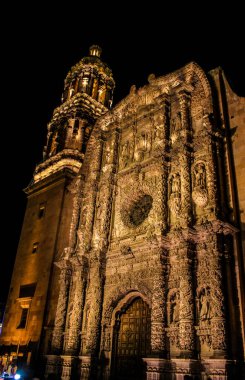 Gece karanlığında parlak Kilisesi