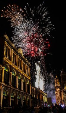 Morelia Festivali 'nden parlak ve renkli havai fişek Meksika 'da güzel bir yer 