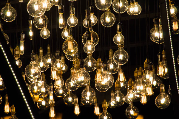 светящиеся и блестящие лампы с красивым освещением, с ночным фоном
