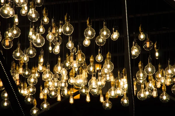 Lâmpadas Brilhantes Com Luzes Bonitas Com Fundo Noturno Imagem De Stock