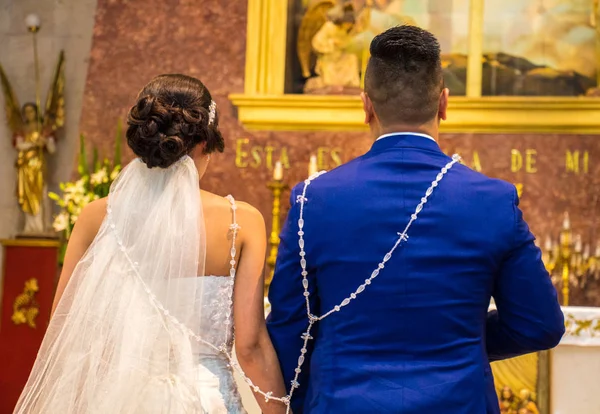 Encantador Casal Casar Amarrado Com Rosário Uma Tradição Mexicana Fotografia De Stock