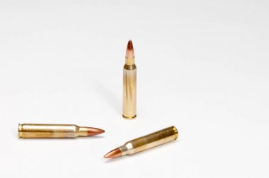 Üç beyaz bir arka plan üzerinde 223 cartriges izole