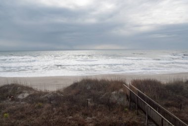 Fırtınalı kış plaj sahnesi