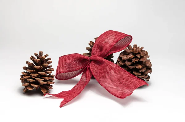 Adornos del árbol de Navidad sobre un fondo blanco aislado — Foto de Stock