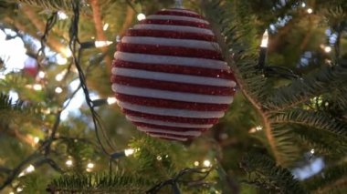 albero di Natale luci e decorazioni