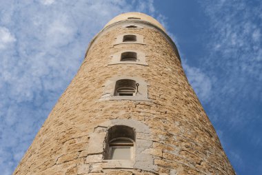 Eski bir deniz deniz feneri mavi gökyüzü altında