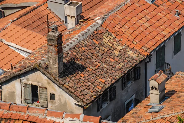 Viejos tejados de teja roja con chimeneas en la ciudad mediterránea de Kot — Foto de Stock