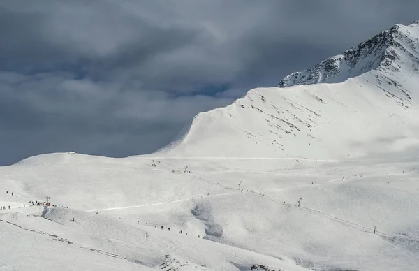Eine mit weißem Schnee bedeckte Bergkette unter dunkelblauem Himmel — Stockfoto