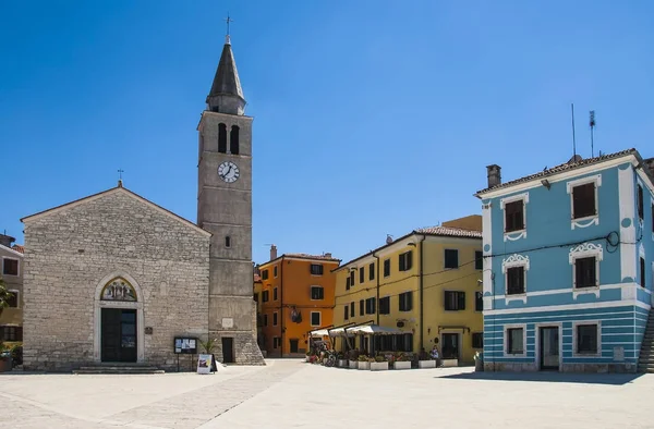 La vista de una plaza principal en Fazana (Fasana), una pequeña ciudad mediterránea en Istria, en Croacia — Foto de Stock