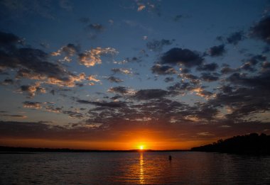 Küvette Dnipro nehrinde bir güzel renkli yaz gündoğumu