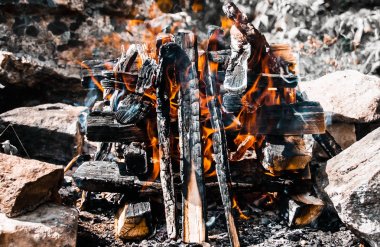 Şenlik ateşi yakın. Bir yangın burnes yaz gündüz. 