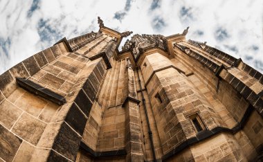 St. Vitus Katedrali ile çatı yüksek gizleme gökyüzündeki üstüne yakın bir görünümü alttan.