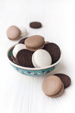 Macaroons ve masada bir vazoda kurabiye