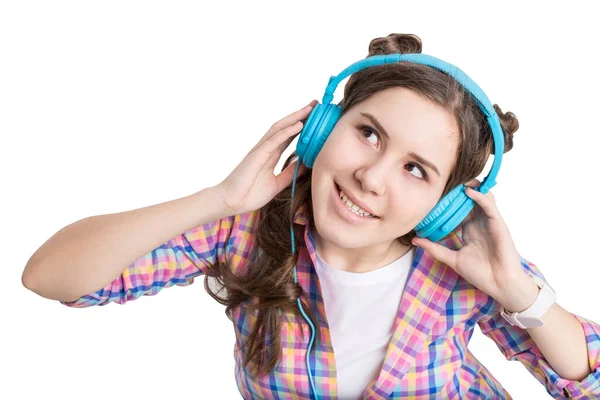 Chica Adolescente Está Escuchando Música Auriculares Azules Aislado — Foto de Stock