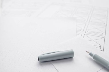 Ui / Ux web sitesi tasarımcısı prototip, çerçeve ve gelecek projenin kablo çizimini çiziyor. Yaratıcı kullanıcı deneyimi konsept web sitesi şablonu. Tasarımcı çalışma alanı, arayüz geliştirme. Tasarım stüdyosu