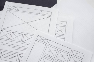Ui / Ux web sitesi tasarımcısı prototip, çerçeve ve gelecek projenin kablo çizimini çiziyor. Yaratıcı kullanıcı deneyimi konsept web sitesi şablonu. Tasarımcı çalışma alanı, arayüz geliştirme. Tasarım stüdyosu