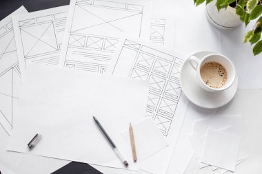 Ui / Ux web sitesi tasarımcısı prototip, çerçeve ve gelecek projenin kablo çizimini çiziyor. Yaratıcı kullanıcı deneyimi konsept web sitesi şablonu. Tasarımcı çalışma alanı, arayüz geliştirme. Tasarım stüdyosu