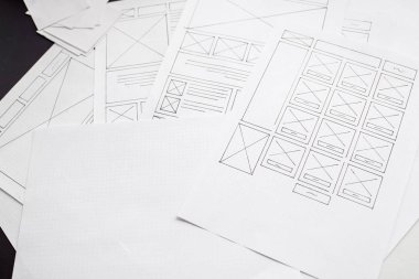 Ui / Ux web sitesi tasarımcısı prototip, çerçeve ve gelecek projenin kablo çizimini çiziyor. Yaratıcı kullanıcı deneyimi konsept web sitesi şablonu. Tasarımcı çalışma alanı, arayüz geliştirme. Tasarım stüdyosu