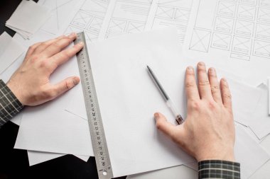 Ui / Ux web sitesi tasarımcısı prototip, çerçeve ve gelecek projenin kablo çizimini çiziyor. Yaratıcı kullanıcı deneyimi konsept web sitesi şablonu. Tasarımcı çalışma alanı, arayüz geliştirme. Tasarım stüdyosu