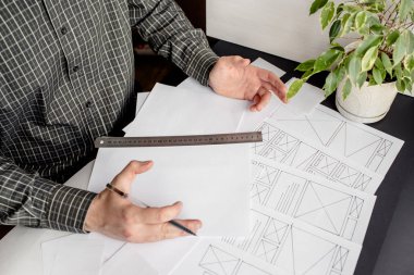 Ui / Ux web sitesi tasarımcısı prototip, çerçeve ve gelecek projenin kablo çizimini çiziyor. Yaratıcı kullanıcı deneyimi konsept web sitesi şablonu. Tasarımcı çalışma alanı, arayüz geliştirme. Tasarım stüdyosu
