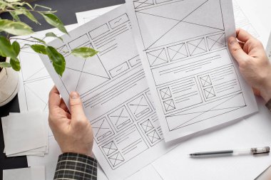 Ui / Ux web sitesi tasarımcısı prototip, çerçeve ve gelecek projenin kablo çizimini çiziyor. Yaratıcı kullanıcı deneyimi konsept web sitesi şablonu. Tasarımcı çalışma alanı, arayüz geliştirme. Tasarım stüdyosu