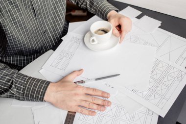 Ui / Ux web sitesi tasarımcısı prototip, çerçeve ve gelecek projenin kablo çizimini çiziyor. Yaratıcı kullanıcı deneyimi konsept web sitesi şablonu. Tasarımcı çalışma alanı, arayüz geliştirme. Tasarım stüdyosu