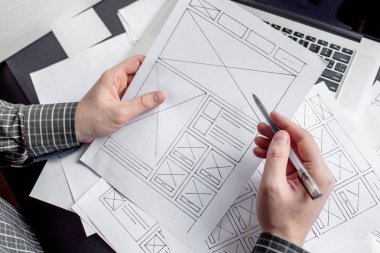 Ui / Ux web sitesi tasarımcısı prototip, çerçeve ve gelecek projenin kablo çizimini çiziyor. Yaratıcı kullanıcı deneyimi konsept web sitesi şablonu. Tasarımcı çalışma alanı, arayüz geliştirme. Tasarım stüdyosu