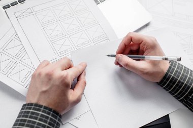 Ui / Ux web sitesi tasarımcısı prototip, çerçeve ve gelecek projenin kablo çizimini çiziyor. Yaratıcı kullanıcı deneyimi konsept web sitesi şablonu. Tasarımcı çalışma alanı, arayüz geliştirme. Tasarım stüdyosu